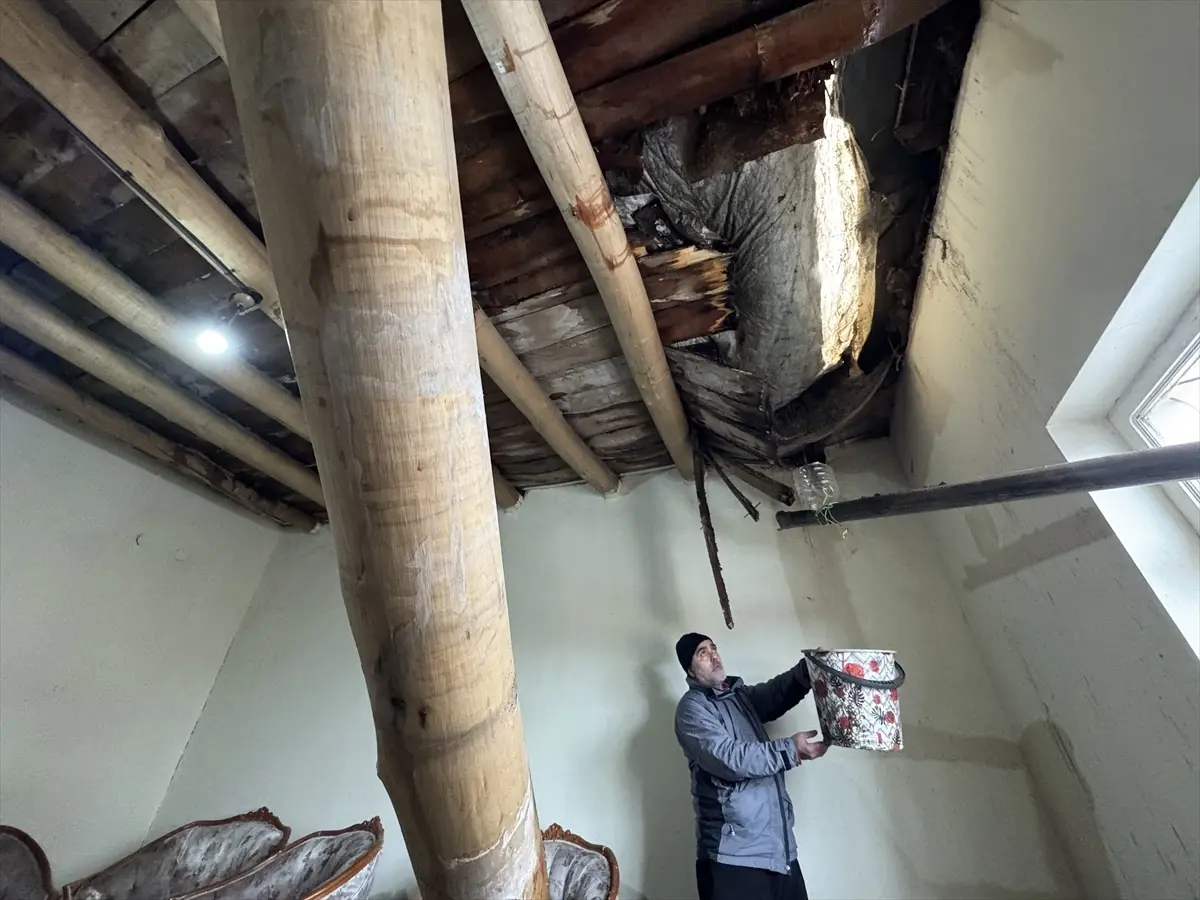 Hakkari'de Şiddetli Sağanak Sonrası Ev Damı Çöktü, Yardım Bekleniyor