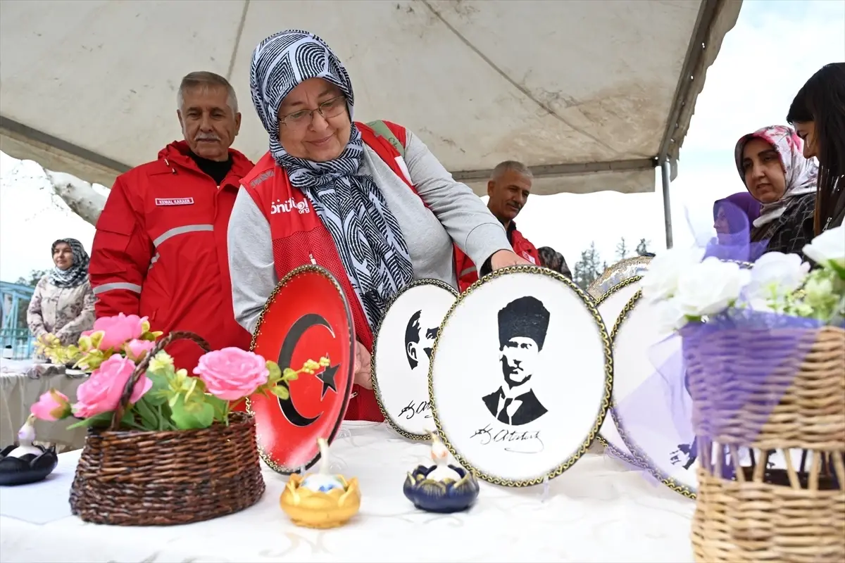 Kadirli'de Kadın Kursiyerlerin El Emeği Ürünleriyle Canlanan Kermes