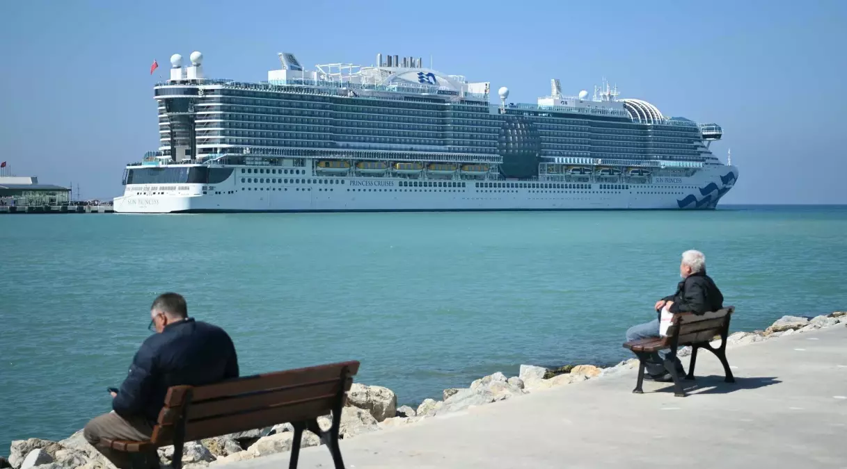 Sun Princess kruvaziyer gemisi Kuşadası’na demirledi, 4.012 ABD’li turisti ağırlıyor