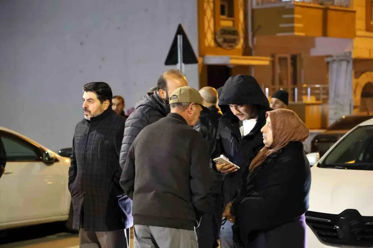 Sivaslı Umre Seyahatinde Uçak Gecikmesi: 125 Kişi Polis Yardımı Aradı