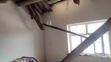 Yıkılan evin enkazı