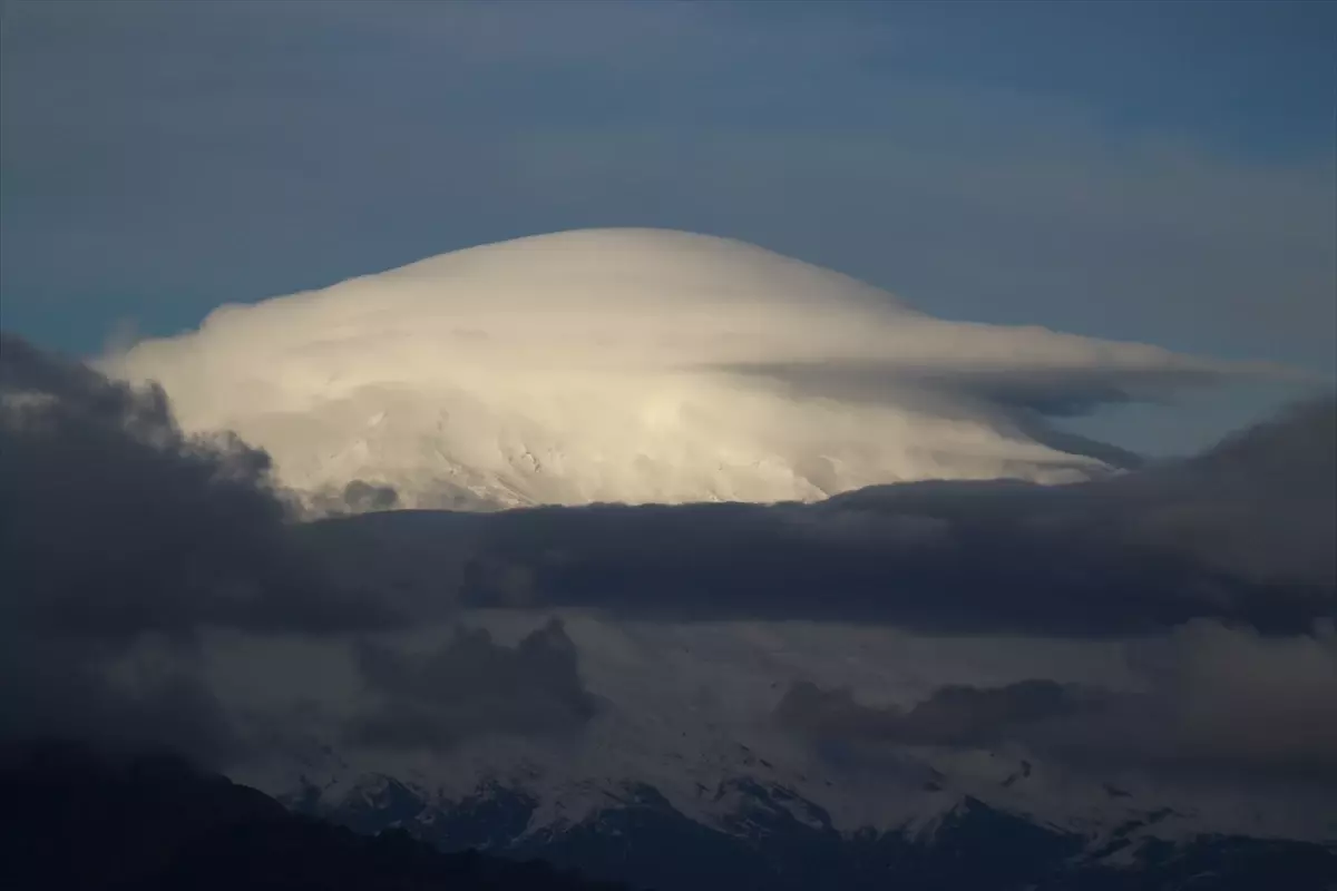 Ağrı Dağı Zirvesinde Mercek Bulutu Görüntüsü Göz Kamaştırdı
