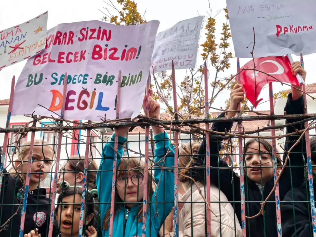 Çankaya’da Mimar Kemal Ortaokulu’nun Devri Karşısında Öğrenci ve Veli Protestosu