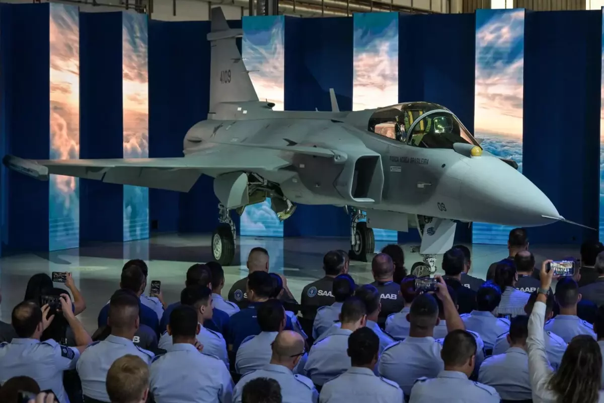 Brezilya’nın Yerli Süpersonik Savaş Uçağı F‑39E Gripen Tanıtıldı