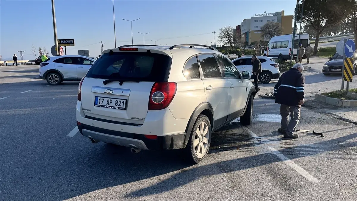 Çanakkale'de Minibüs ve SUV Çarpıştı: 8 Kişi Yaralı