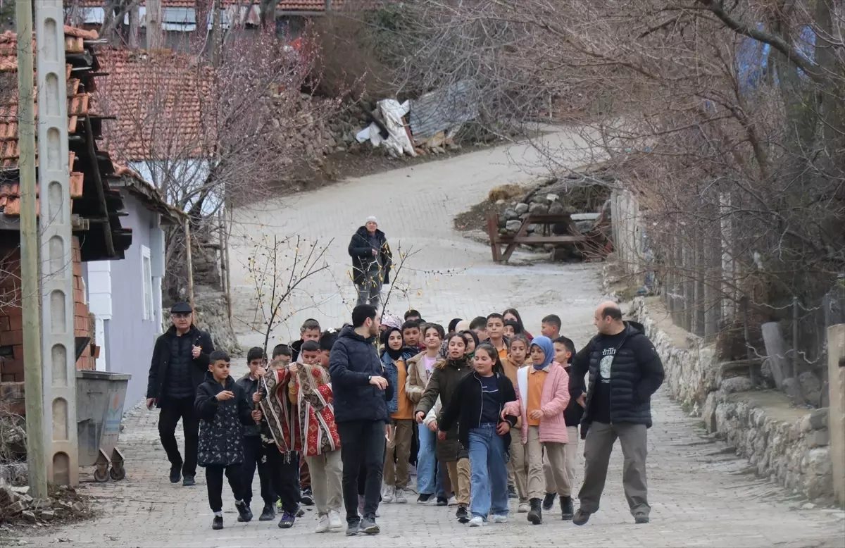 Boğazkale’de Çiğdem Gezmesi: Öğrenciler Geleneksel Çiğdem Toplama Etkinliğiyle Tarihi Yaşadı