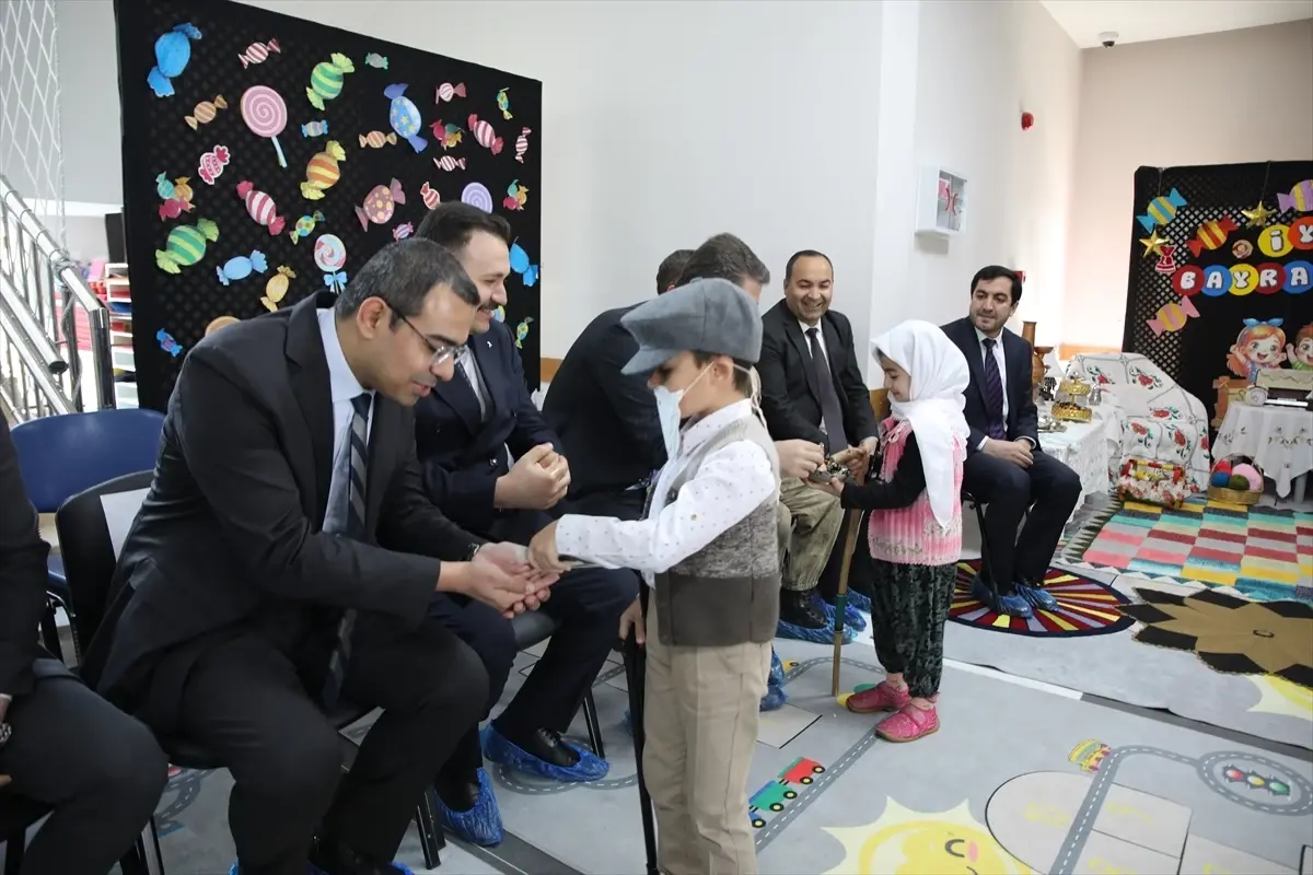 Erciş Kaymakamı Minik Kalplerle Buluştu