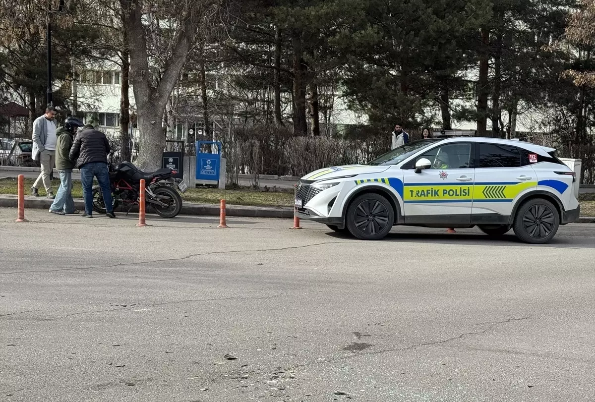 Erzurum'da Motosiklet ve Otomobil Çarpışması: Sürücü Ağır Yaralı