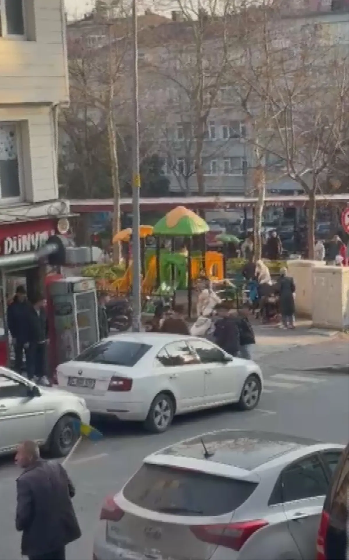 Fatih’te Şok Saldırı: Kimliği Belirsiz Birey Bıçakla Saldırdı