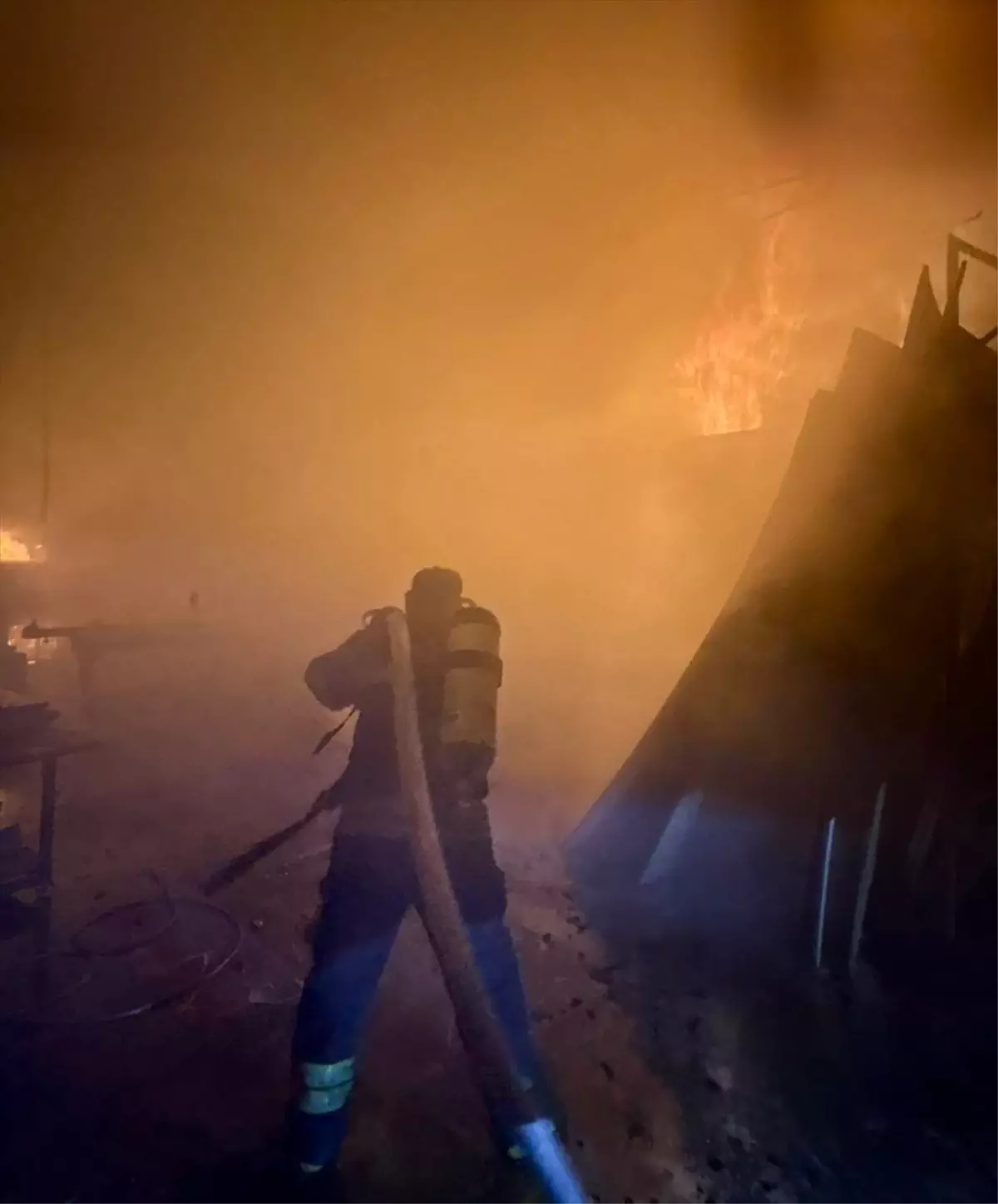 Fethiye'de Şiddetli Yangın Marangoz Atölyesini ve Depoyu Yok Etti