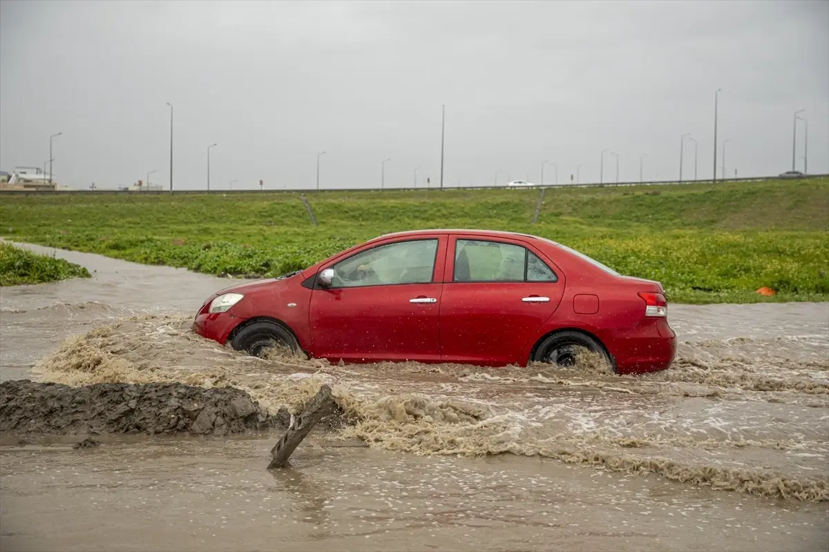 Erbil'de Şiddetli Sağanak Yağış Trafiği Duraklattı