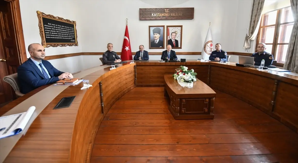 Kastamonu’da Asayiş Güçlendirme Çalışmaları: Vali Dallı’nın Güvenlik Toplantısı