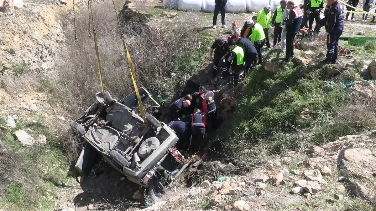 Kütahya'nın Tavşanlı İlçesinde Şarampole Devrilen Otomobilde 2 Ölü, 1 Yaralı