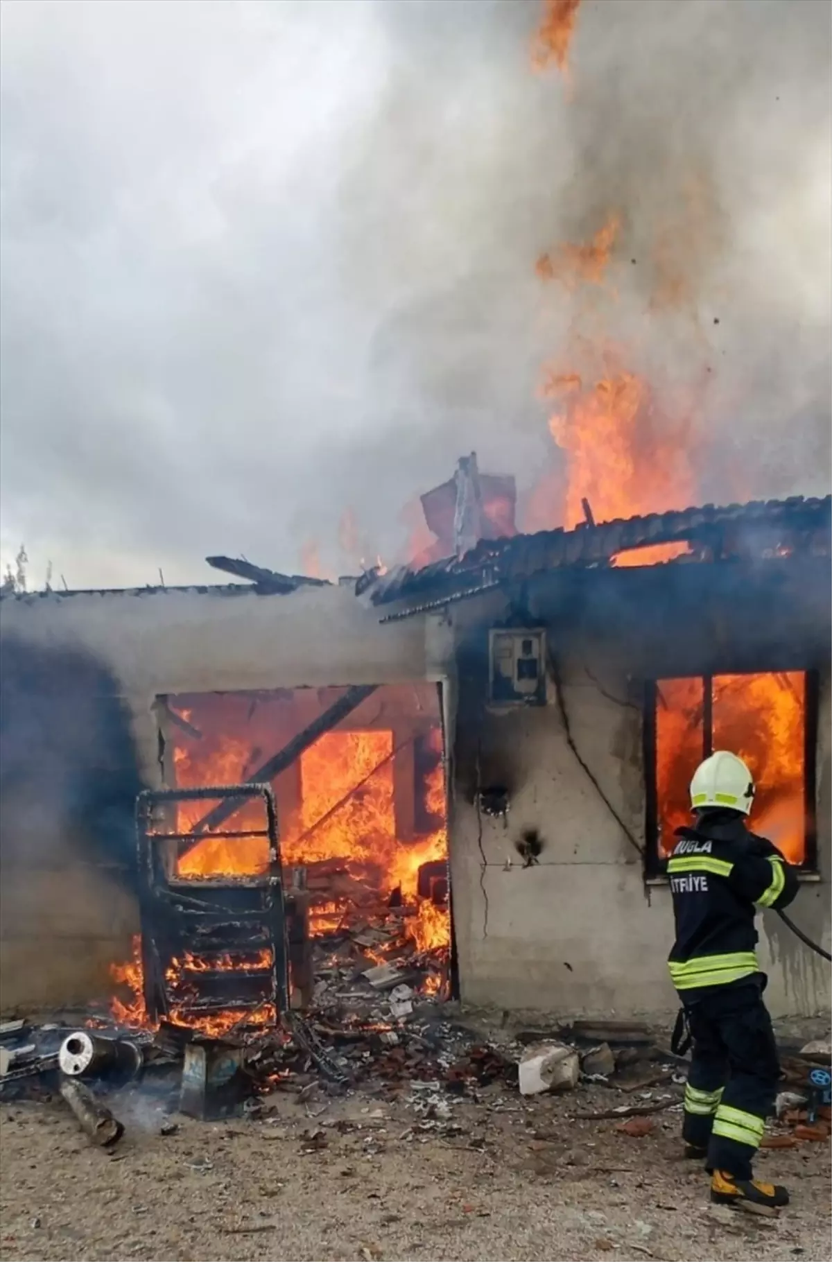 Muğla’nın Yatağan İlçesinde Tek Katlı Ev Yangını: Bütün Eşyalar Yok Oldu