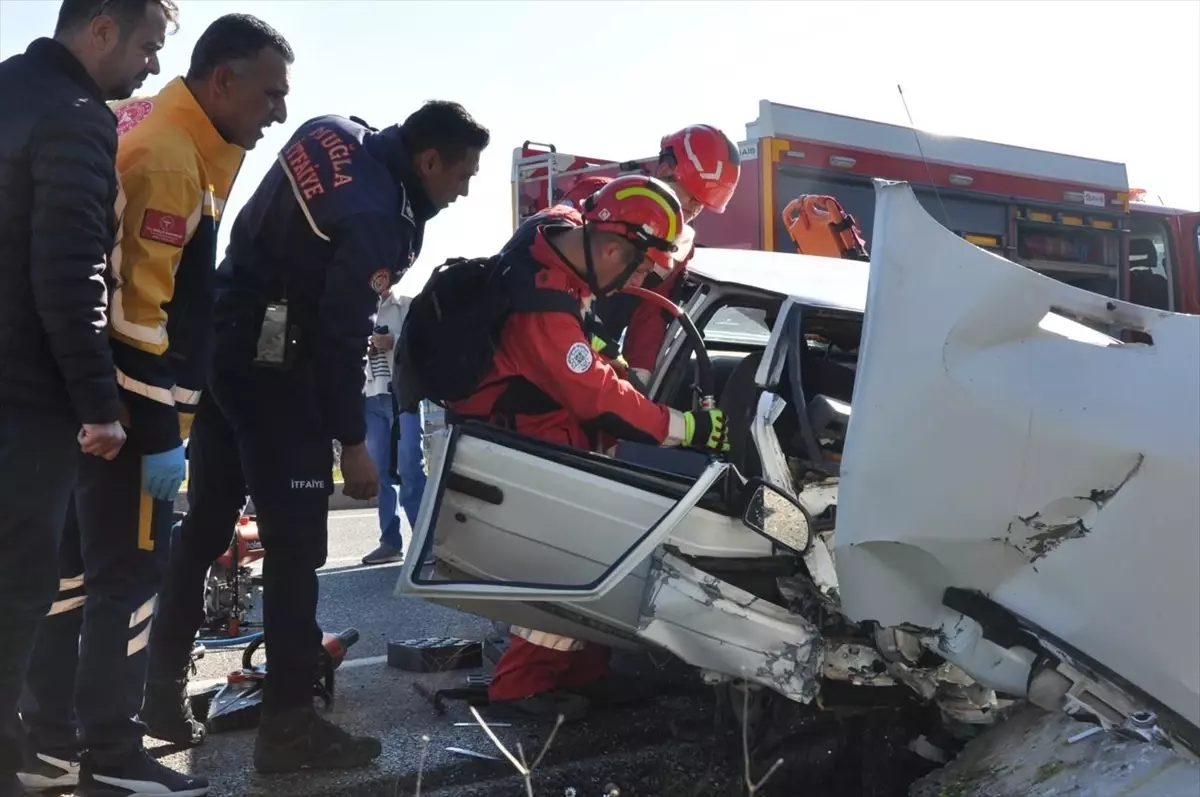 Menteşe'de Araç Kontrolünü Kaybetti: Kadın Yolcu İtfaiye Ekibiyle Kurtarıldı