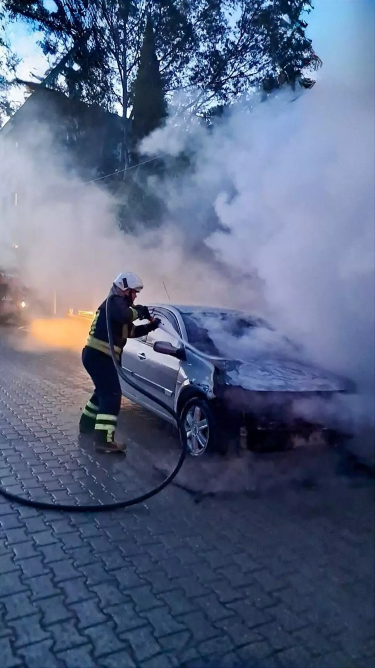 Muğla’nın Köyceğiz İlçesinde Park Halindeki Araç Alev Aldı