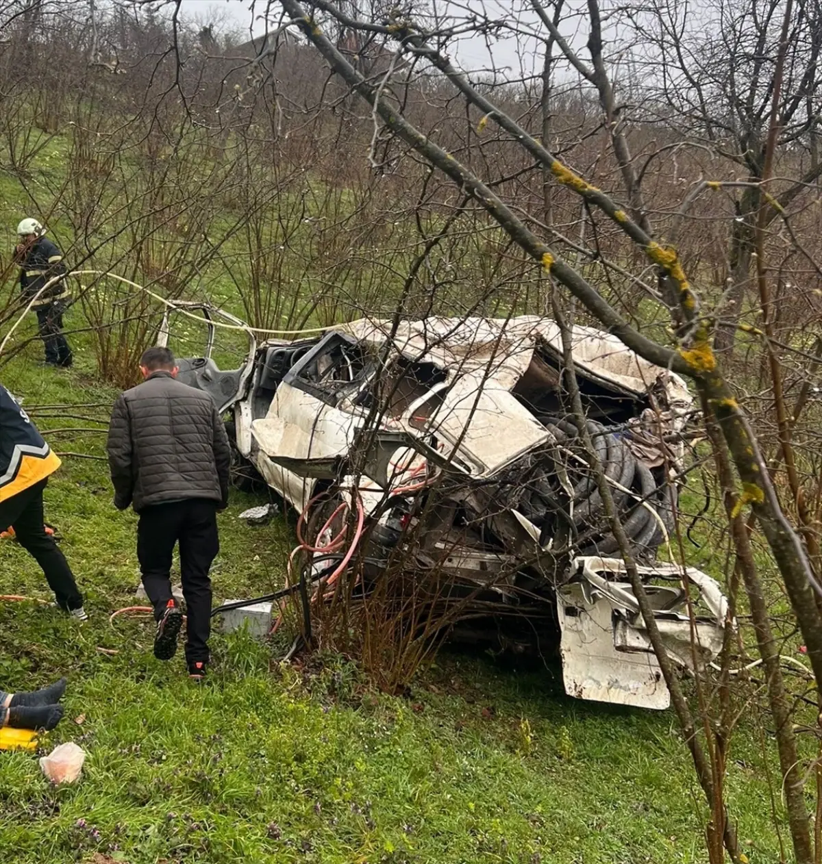 Korgan’da Minibüs Şarampole Devrildi: 2 Kişi Hastaneye Kaldırıldı