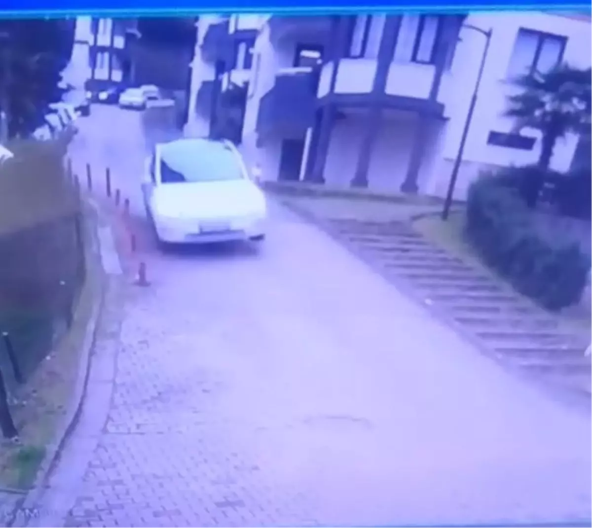 İzmit'te Kontrolden Çıkan Araç Demir Kapıyı Kırdı, 3 Araç Hasar Aldı