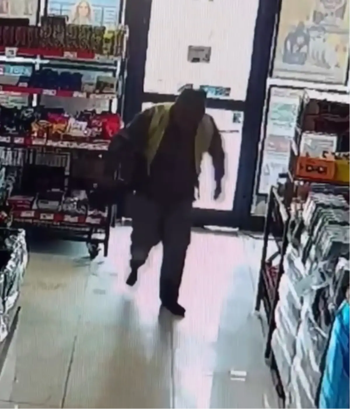 Sivas’ta Temizlik Görevlisi Ayakkabılarını Çıkarıp Market Kapılarını Açtı