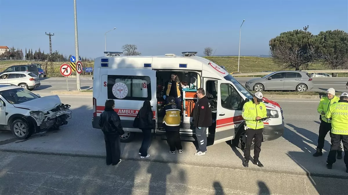 Çanakkale'de Minibüs-Otomobil Çarpışması: 8 Kişi Yaralandı