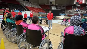 Tenis kortunda antrenman yapan katılımcılar