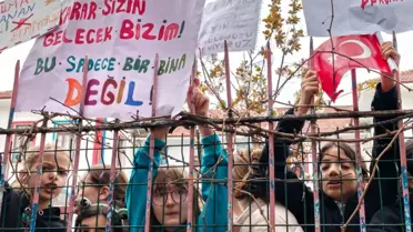 Okul binasının devriyle ilgili belediye toplantısı