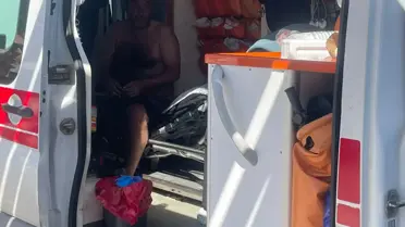 Kurtarma ekibi sup boardu çekiyor