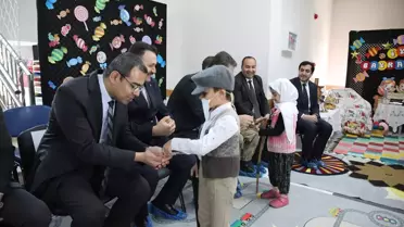 Erciş Kaymakamı ve anaokulu öğrencileri birlikte fotoğraf