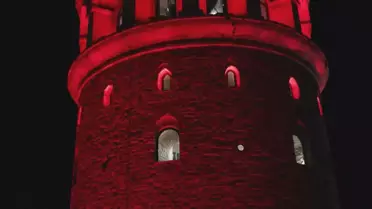 Kırmızı ışıkla aydınlatılmış Galata Kulesi gece görünümü