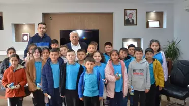 Başkan Şahin sınıfta öğrencilere konuşma yapıyor