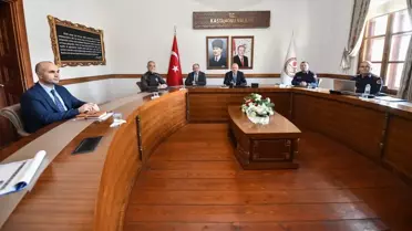 Toplantı sırasında sunum yapan güvenlik yetkilileri