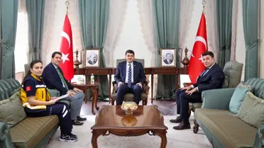 Vali, sağlık çalışanına belge verir