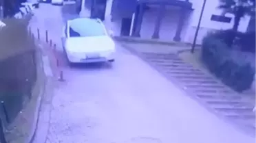 İzmit'te Kontrolden Çıkan Araç Demir Kapıyı Kırdı, 3 Araç Hasar Aldı