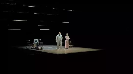 Satıcının Ölümü prömiyerinden sahne ışıkları altında bir an