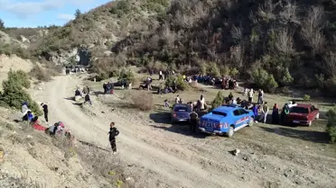 Arama ekibi ve bulunan çocuk