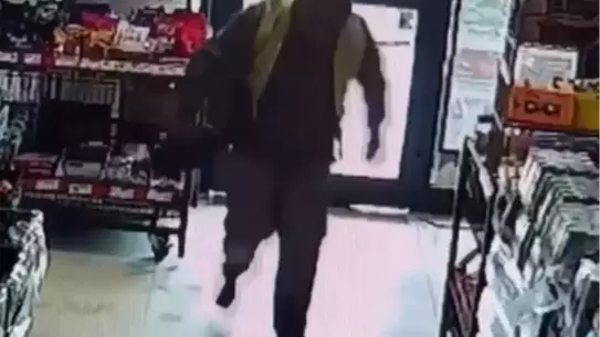 Ayakkabılarını çıkaran temizlik işçisinin market içi fotoğrafı