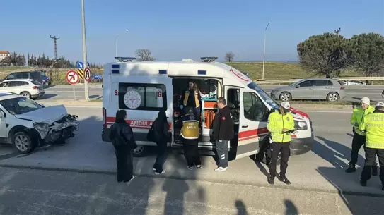 Kazanın fotoğrafı: minibüs ve otomobil çarpışması