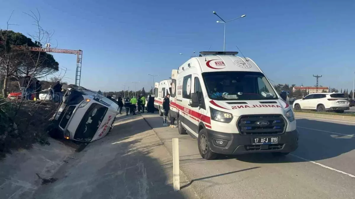 Çanakkale İzmir Karayolu'nda Minibüs ve Otomobil Çarpışması: 8 Yaralı