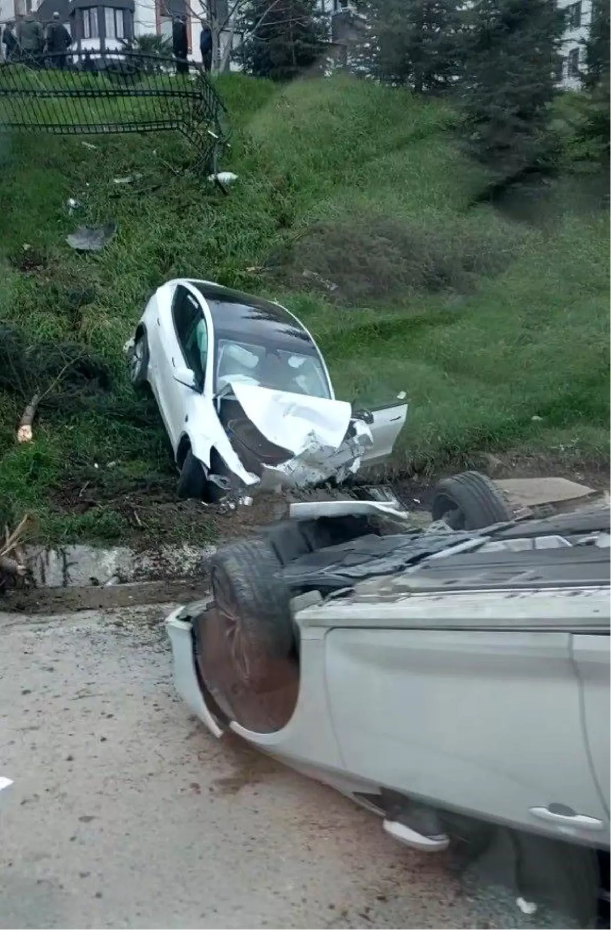 Kocaeli'de Tesla Otomatik Sürüş Hatası Otoparkta Araç Çarptı