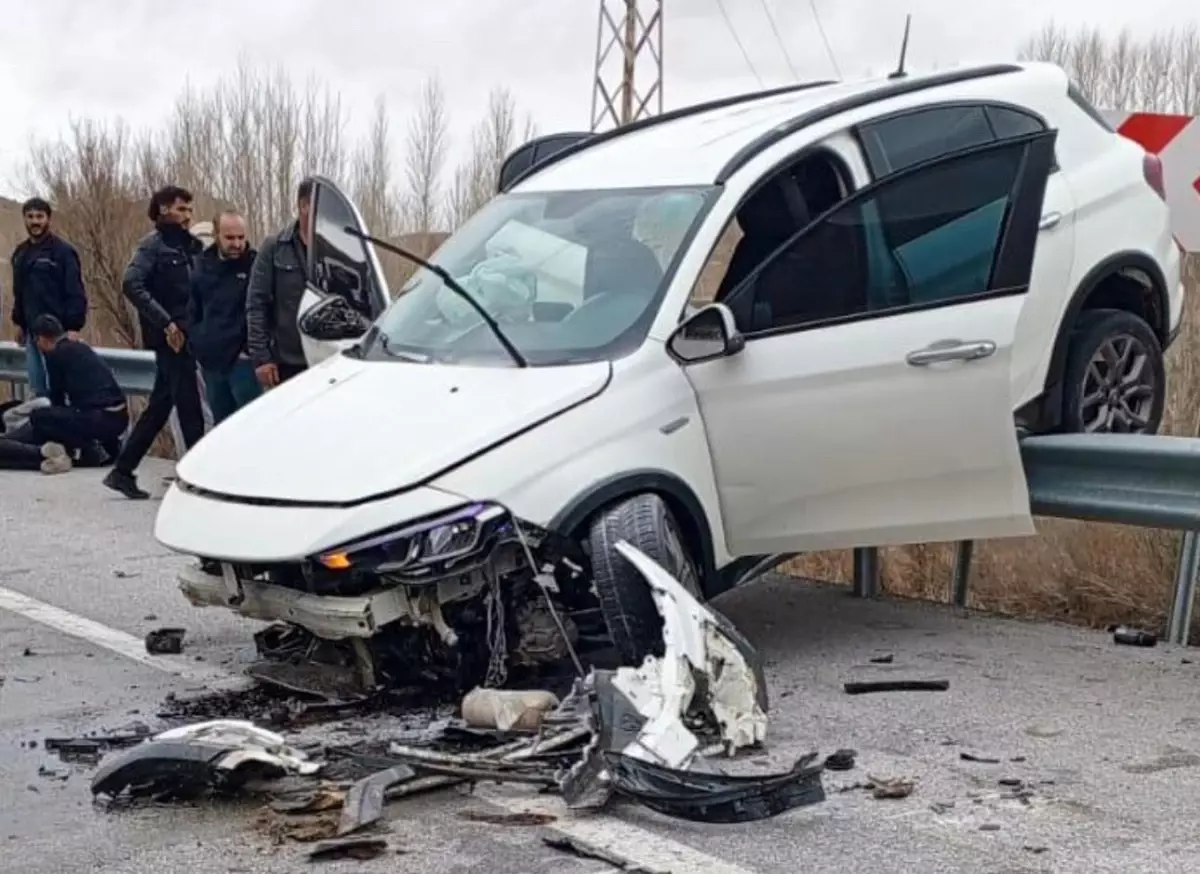 Van’ın Gürpınar İlçesinde Kaygan Yolda Kontrol Kaybı