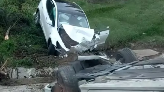 Tesla otoparkta kapıyı kırdı