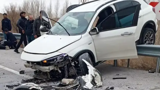 Kaza sonrası çelik bariyerlerde duran otomobil