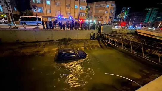 Tarsus'ta Otomobil Sulama Kanalına Düşerek Sürücü Hayatta Kaldı