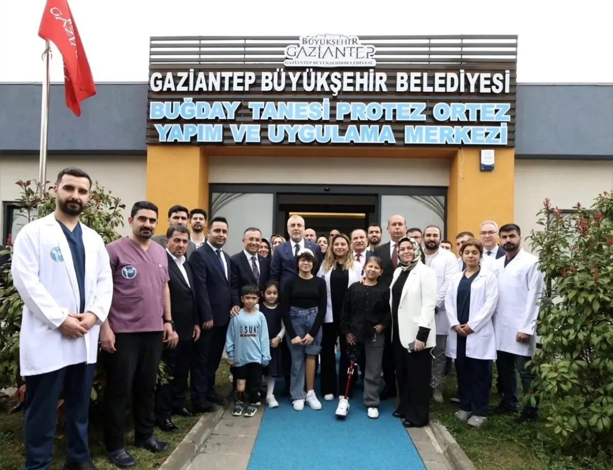 Bakan Işıkhan, Gaziantep'teki Protez-Ortez Merkezinde Engellilerle Buluştu