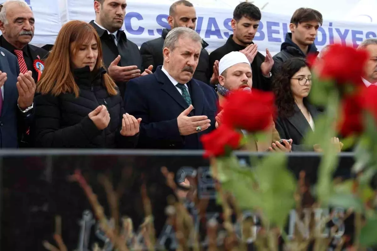 Sivas'ta Helikopter Kazası: BBP Lideri Muhsin Yazıcıoğlu ve Dörtlü Mezarlıkta Anıldı