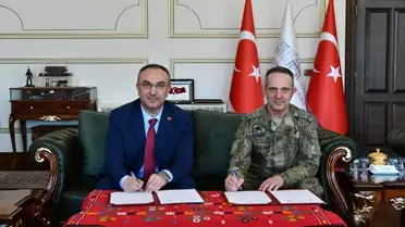 Orgeneral Metin Tokel protokolü imzalarken