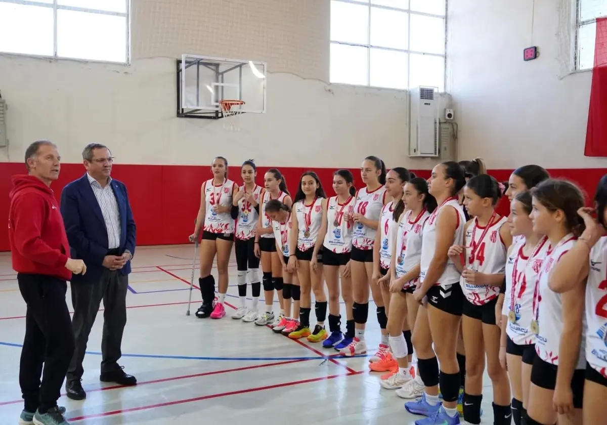 Ayvalık Belediyespor'un Genç Voleybol Takımı Milli Şampiyona Yolunda Büyük Zafer Kazandı