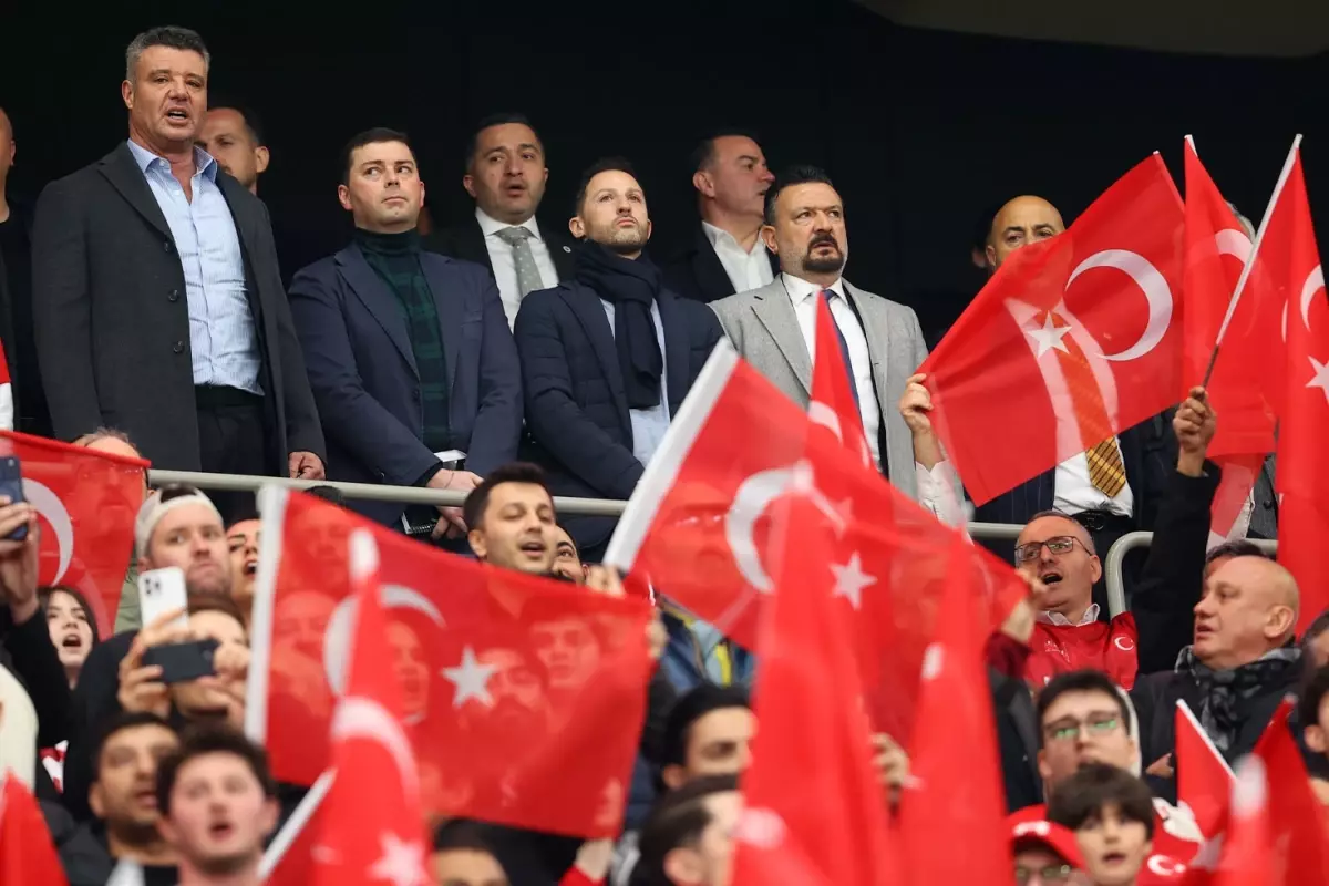 Fenerbahçe Yönetimi Türkiye‑Romanya Maçını Tribünden İzledi
