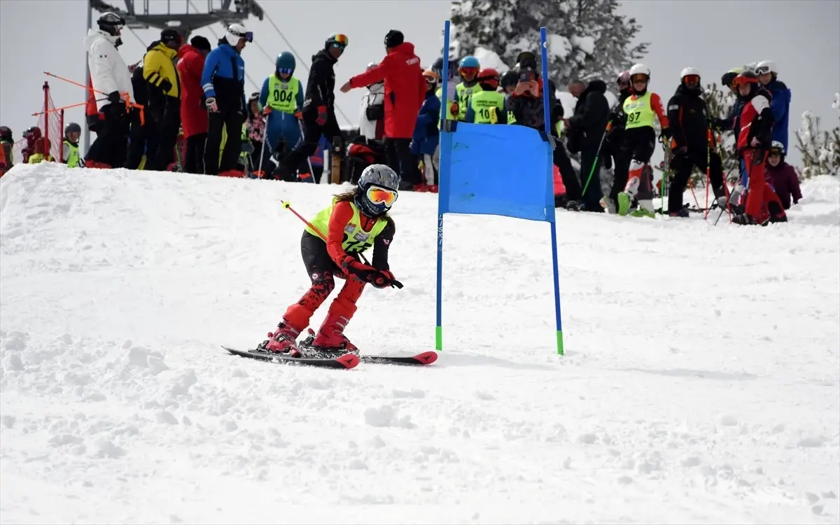 Sarıkamış'ta Okul Sporları Alp Disiplini Şampiyonası Finali Tamamlandı