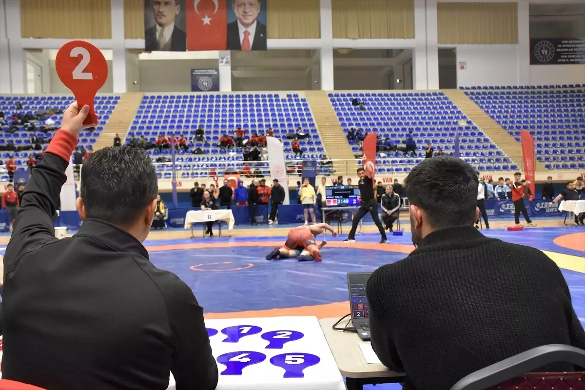 Van’da 15 Yaş Altı Grekoromen Güreş Müsabakaları Heyecanla Başladı